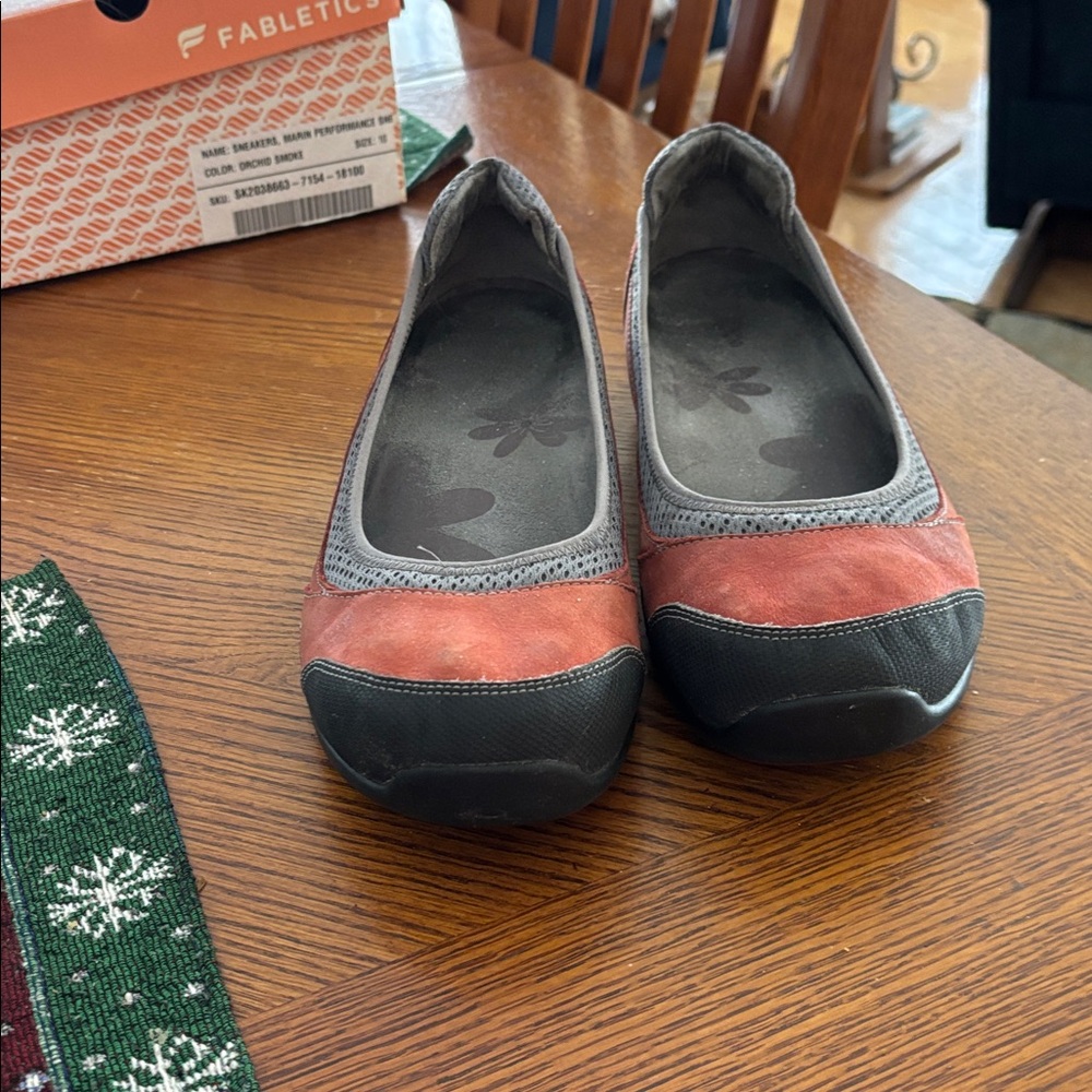 Ahnu slip on shoes 10 - Picture 2 of 4